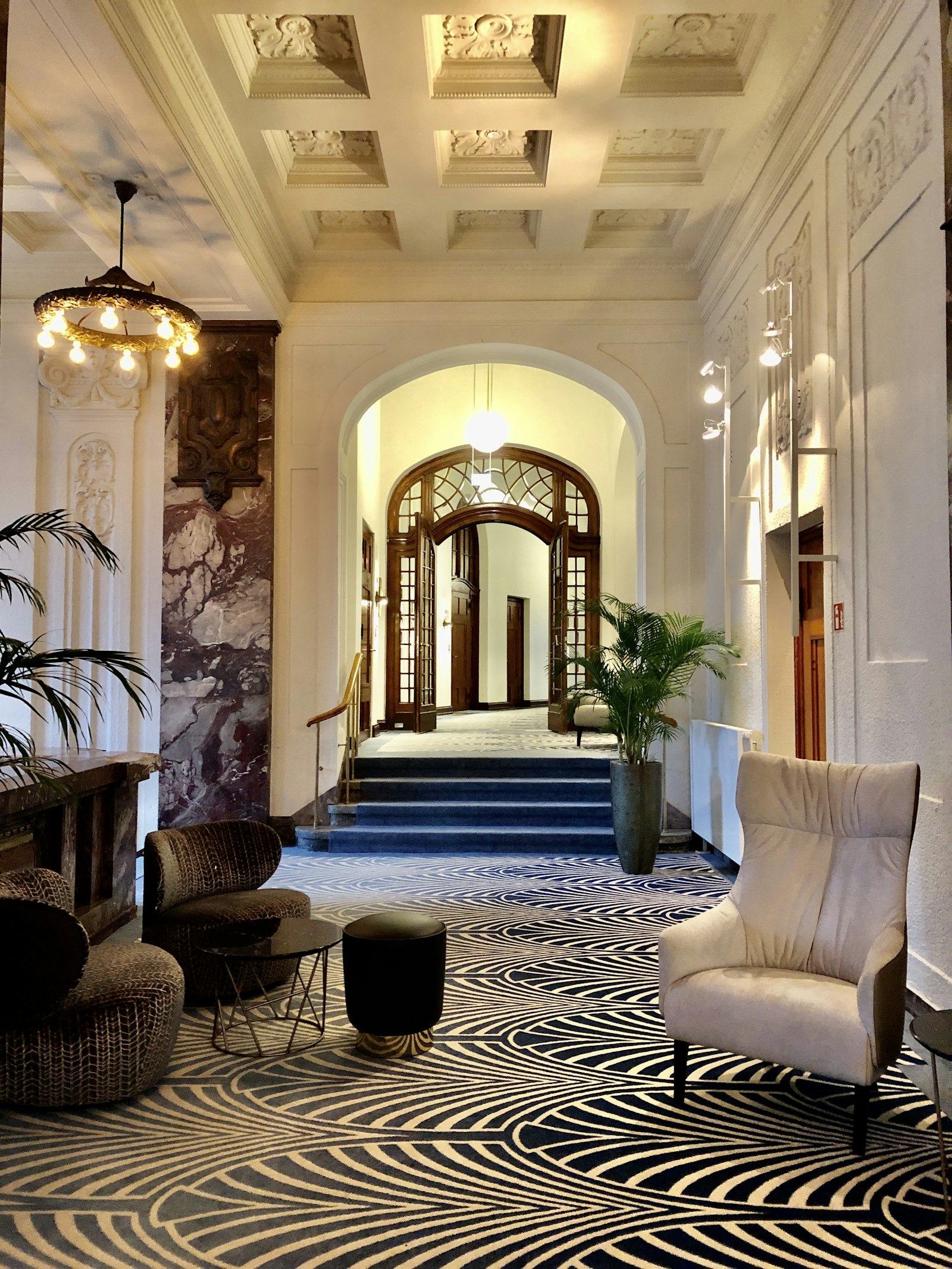 Díszes butikhotel-előtér boltíves bejárattal