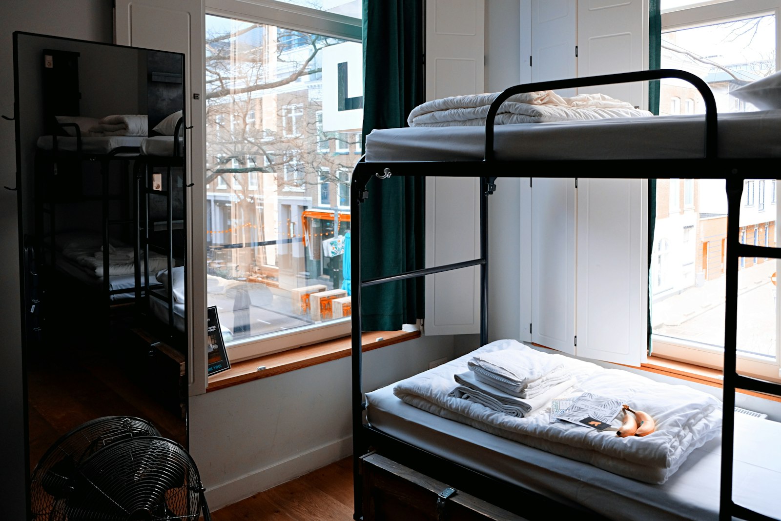 Emeletes ágy egy hostelszobában